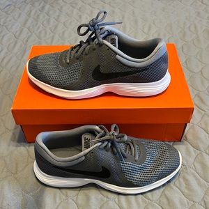Nike Revolution 4 tennis shoes